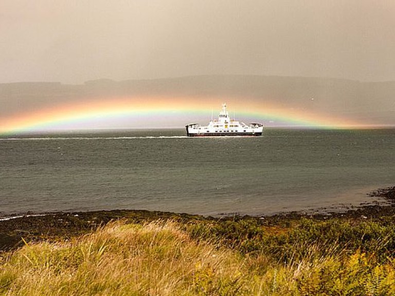 В Шотландии над паромом сфотографировали ослепительную двойную радугу