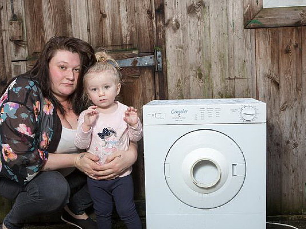 В Великобритании двухлетнюю девочку засосало в  подержанную работающую сушильную машину (ФОТО)