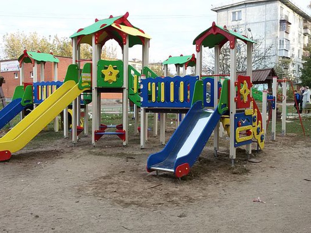 Во Львове обнаружили детскую площадку на крыше (ФОТО)