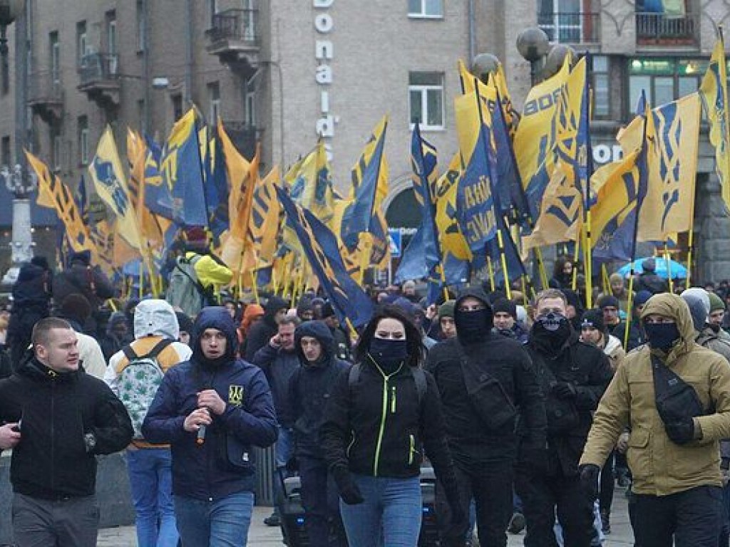 Власть Украины между отношениями с Западом и правыми формированиями предпочитает последних – политолог