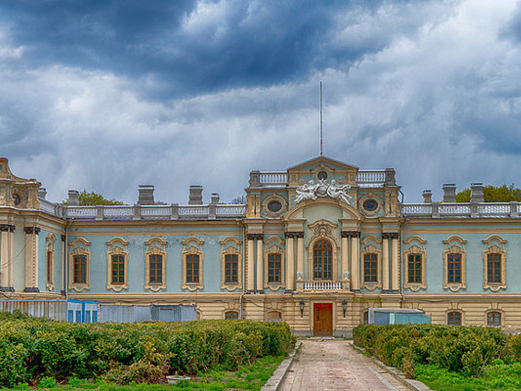 Для Мариинского дворца закупят комодов и трибун на 1 миллион гривен