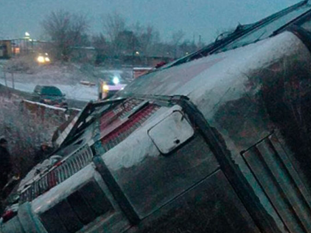 Автобус с 46 пассажирами опрокинулся в кювет в Подмосковье (ФОТО)