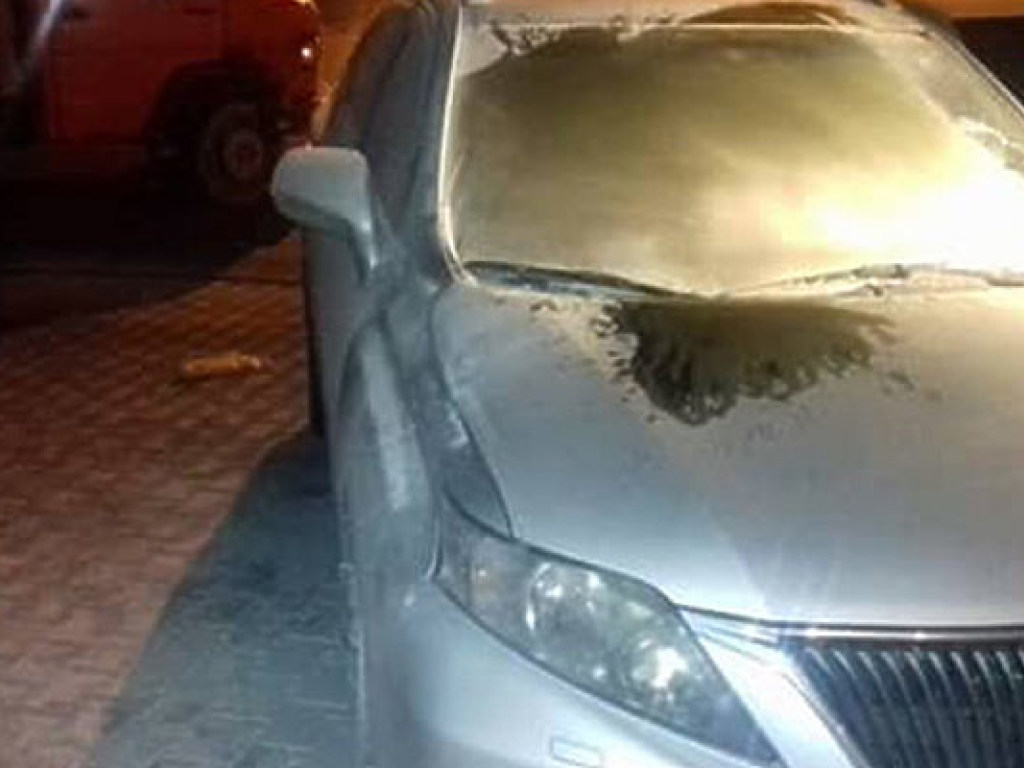 Возле Одесского горсовета в Lexus чиновника бросили «коктейль Молотова» (ФОТО)
