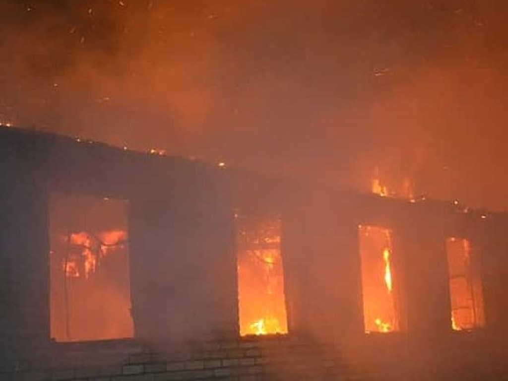 У военного аэродрома под Киевом начался пожар на АЗС (ФОТО)