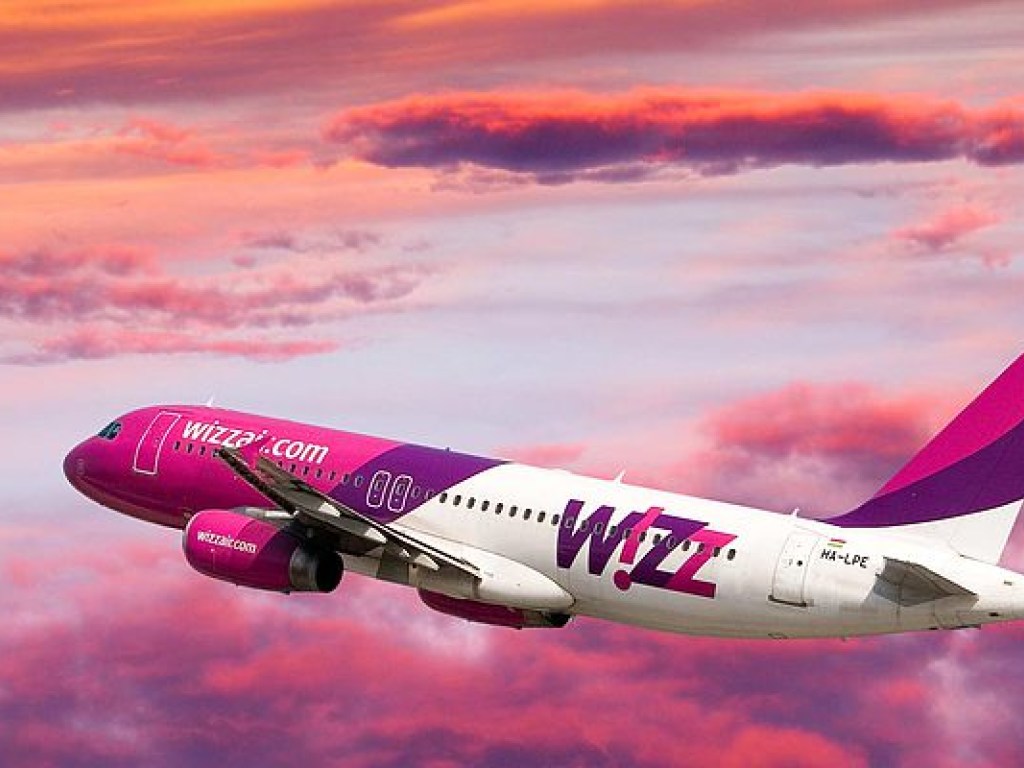 Самолет Wizz Air не долетел до Греции из-за удара молнии