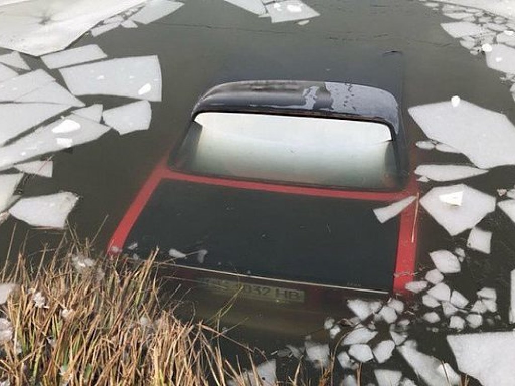 В Тернопольской области мужчины на автомобиле Ford провалились на льду в 7-метровый пруд, один утонул (ФОТО)
