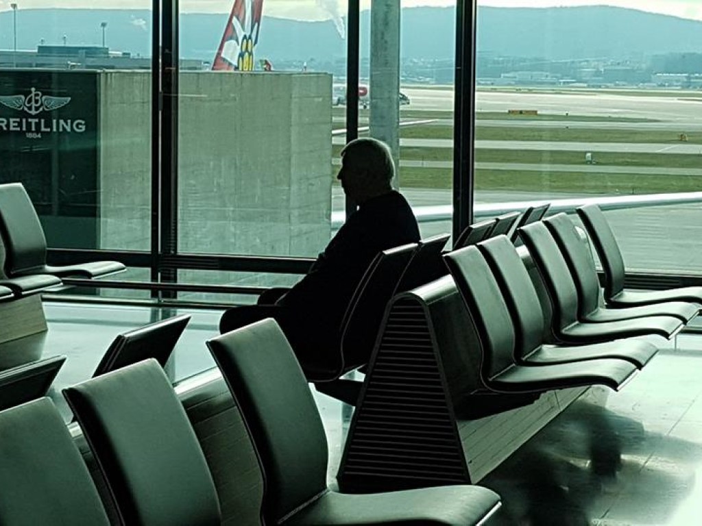 Украинский журналист встретил  в аэропорту Цюриха одинокого Шокина (ФОТО)