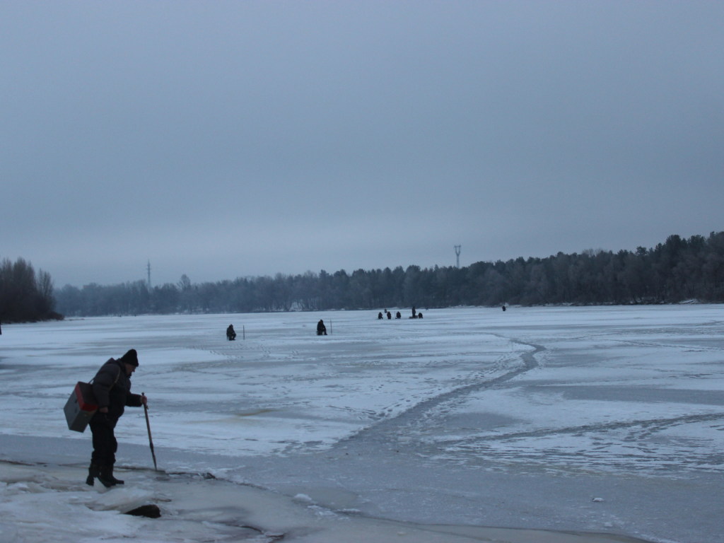 Под Киевом спасли рыбаков, которые дрейфовали на отколовшейся льдине (ФОТО)