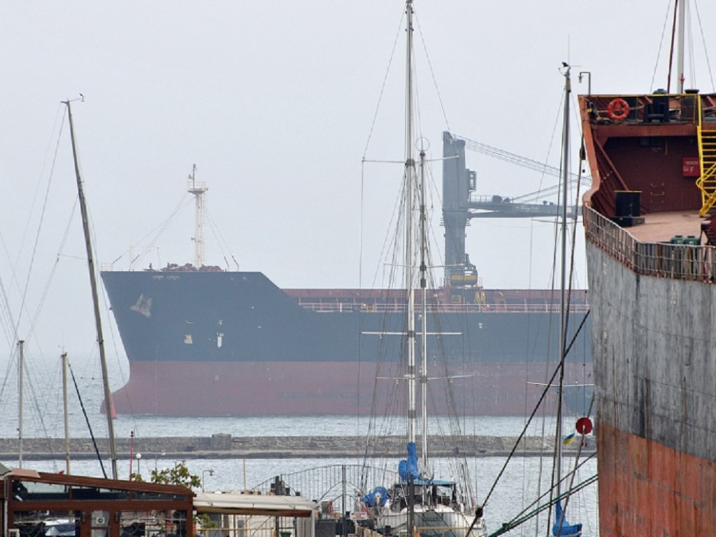 Из-за сильного ветра в Украине ограничена работа морских портов