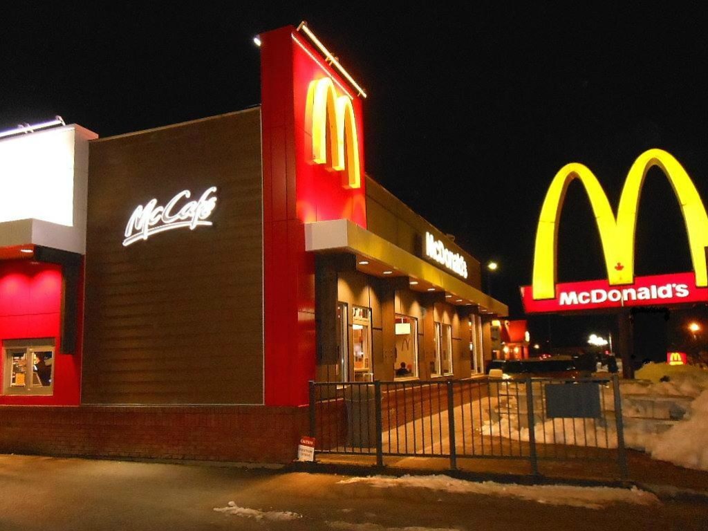 McDonald&#8217;s впервые в истории изменил логотип в честь 8 марта (ФОТО)