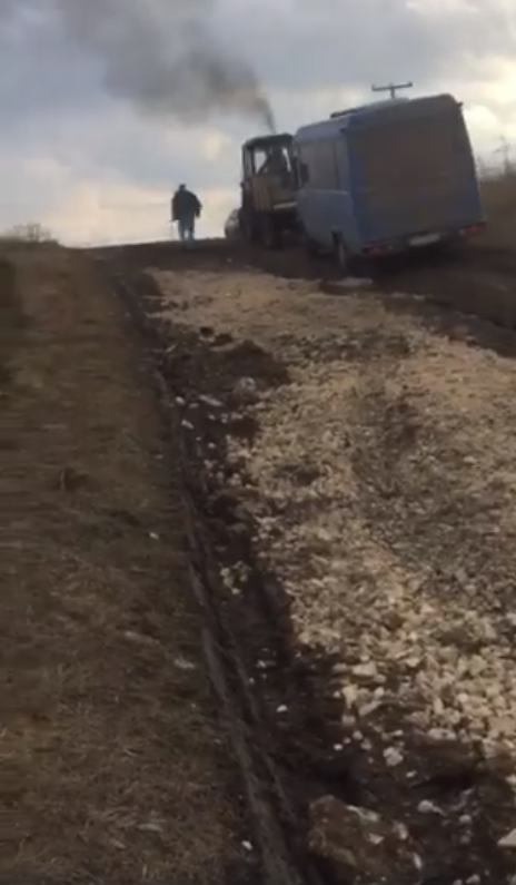 В одне із сіл Рогатинського району рейсову маршрутку, через жахливу дорогу, довелось тягнути трактором (фото)