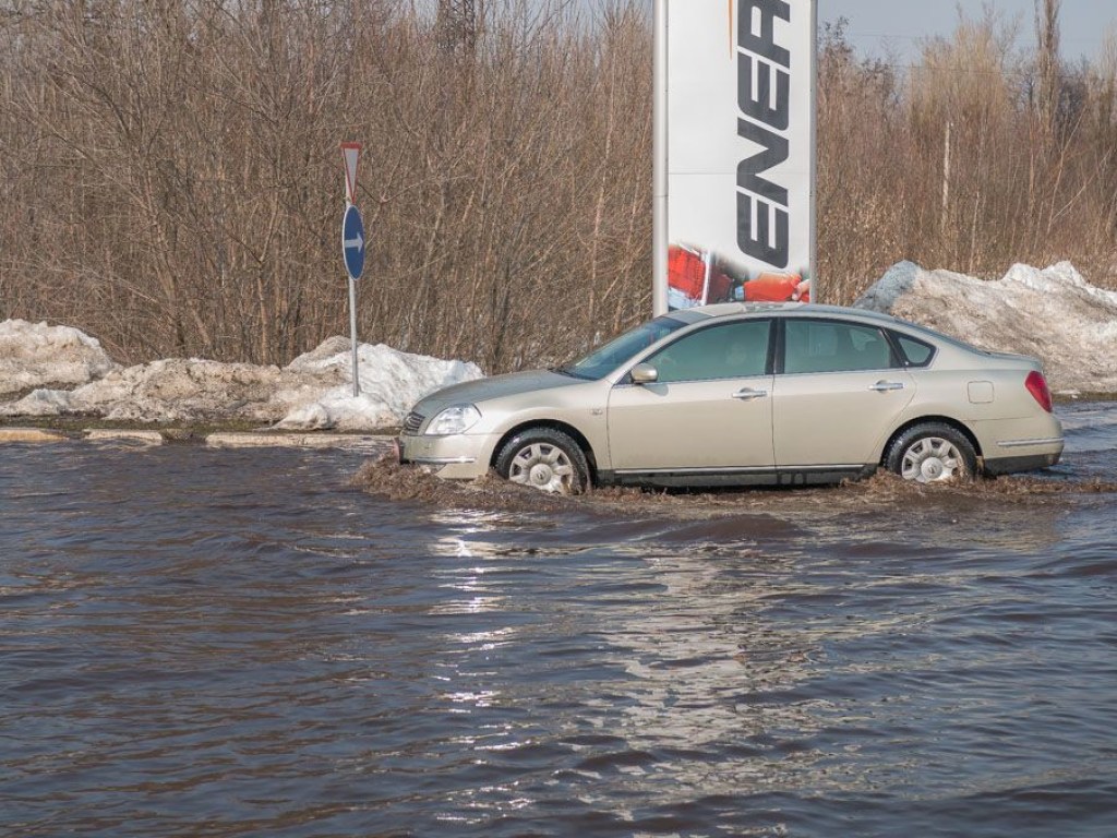 В Днепре на проезжей части Запорожского шоссе образовалась река (ФОТО)