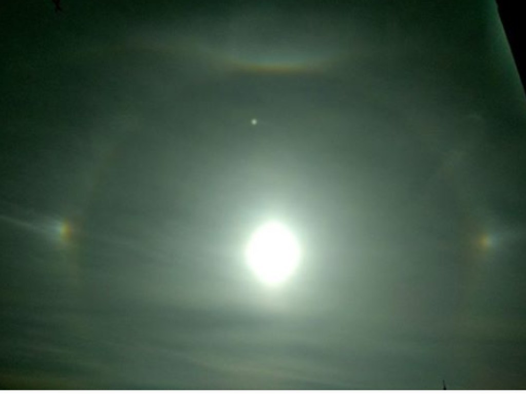 В небе над Харьковом заметили оптический феномен-знамение (ФОТО)