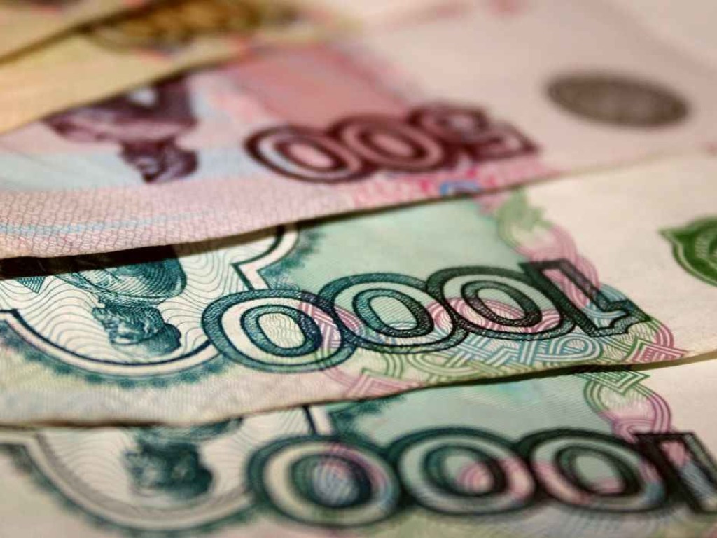 Российский рубль рекордно рухнул на фоне санкций США
