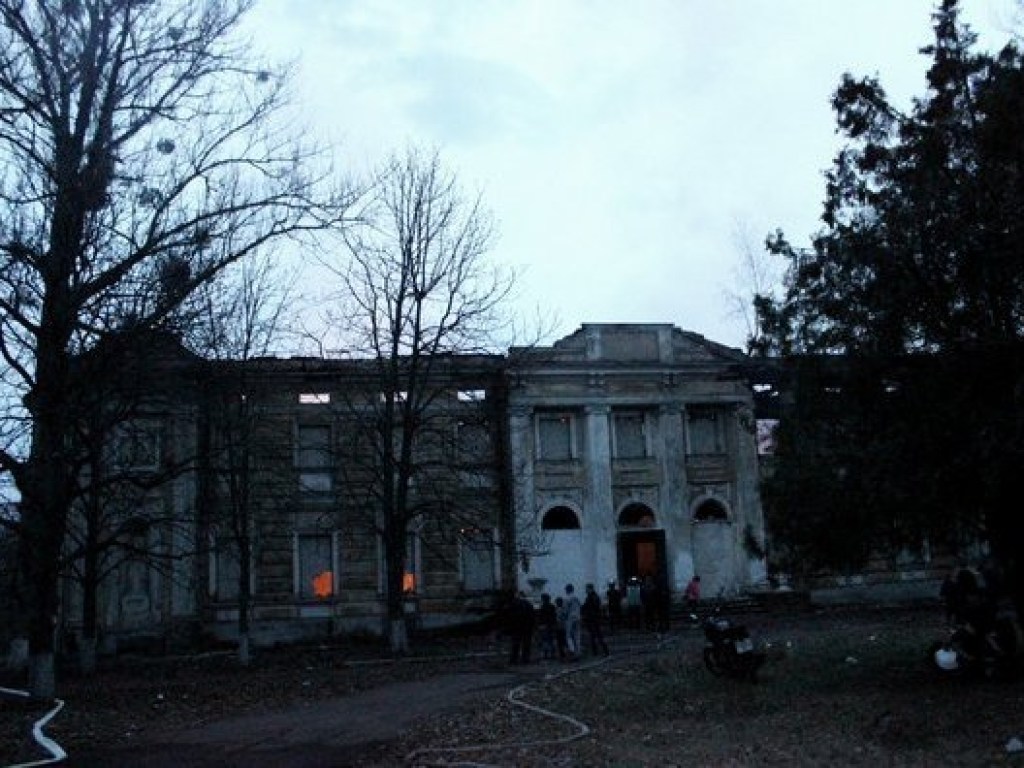 Тушили 20 часов: на Харьковщине сгорел уникальный исторический дворец (ФОТО)