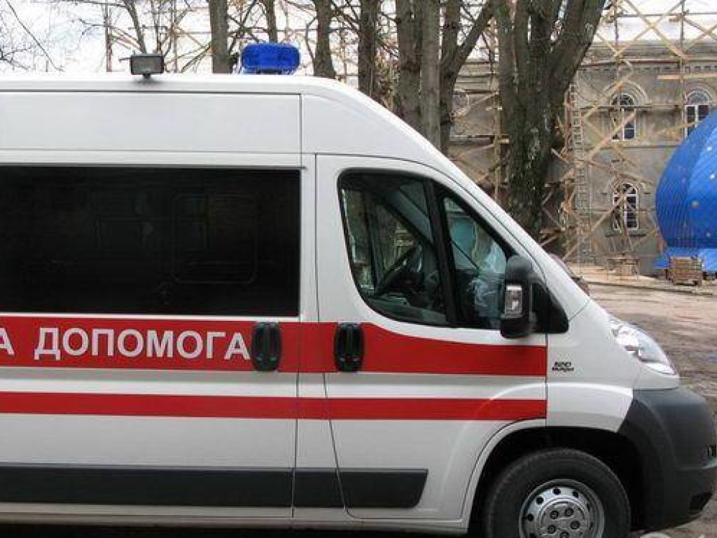 В Тернополе мужчина публично порезал себе шею лезвием
