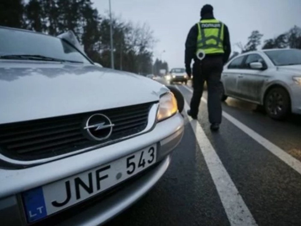 Таможенники начали расследовать популярную схему ввоза авто в Украину на еврономерах