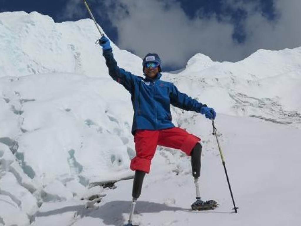 Китайский альпинист без ног впервые покорил Эверест (ФОТО)
