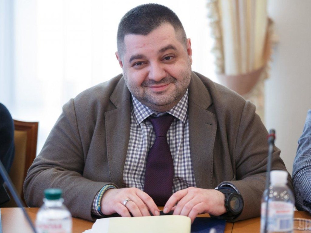 Помощник Порошенко «по особо важным делам» не декларирует элитные авто и коттедж под Киевом – СМИ