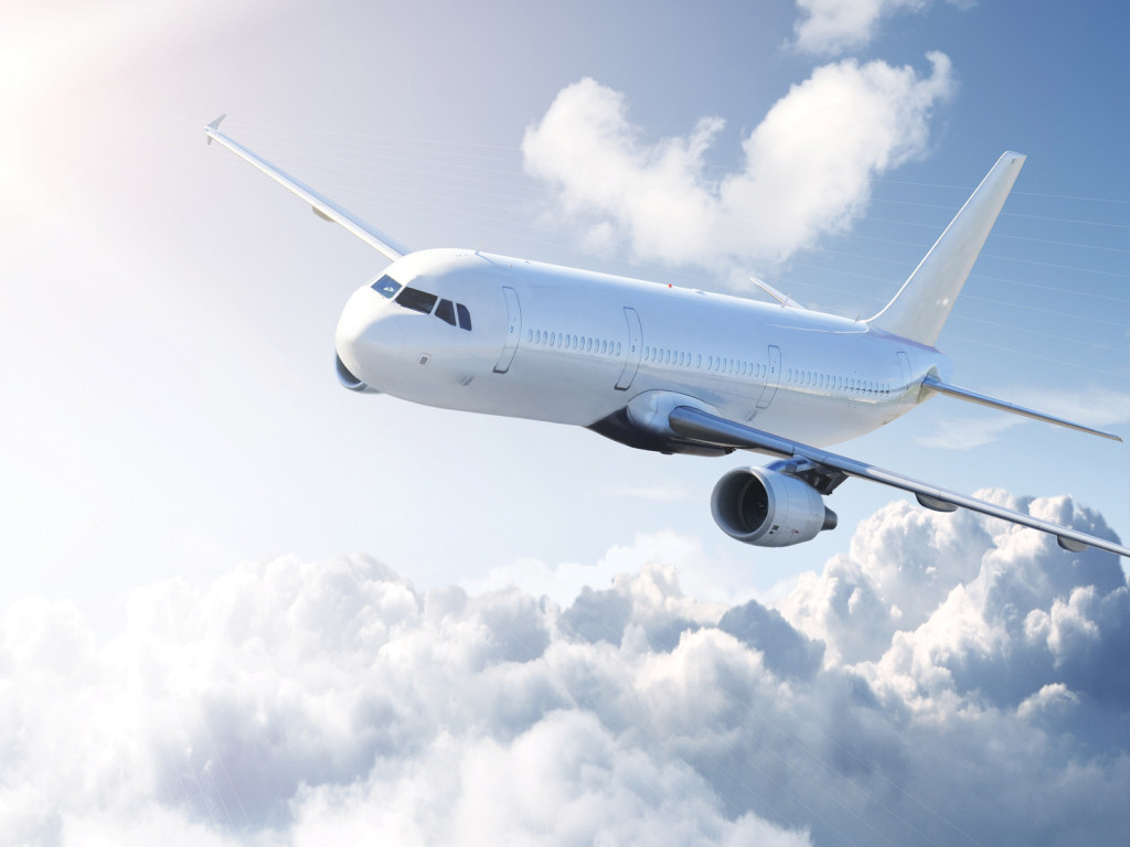 Пассажир самолета запечатлел в небе «человека, гуляющего по облакам» (ВИДЕО)