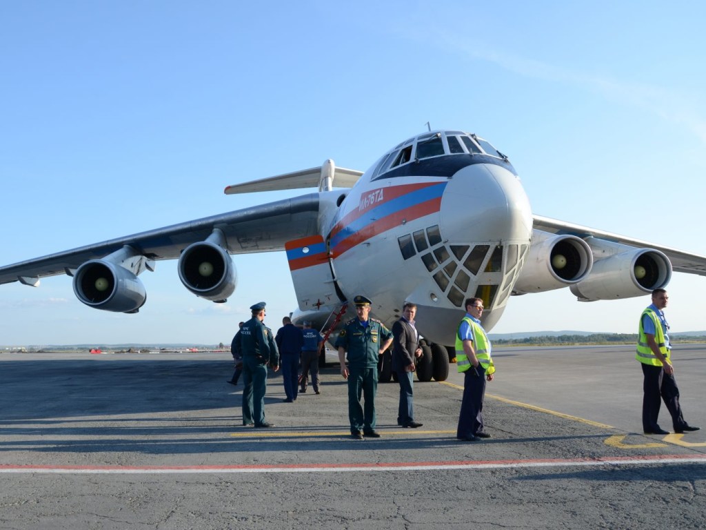 Пилот самолета МЧС сбросил тонны воды на полицейских под Москвой (ВИДЕО)