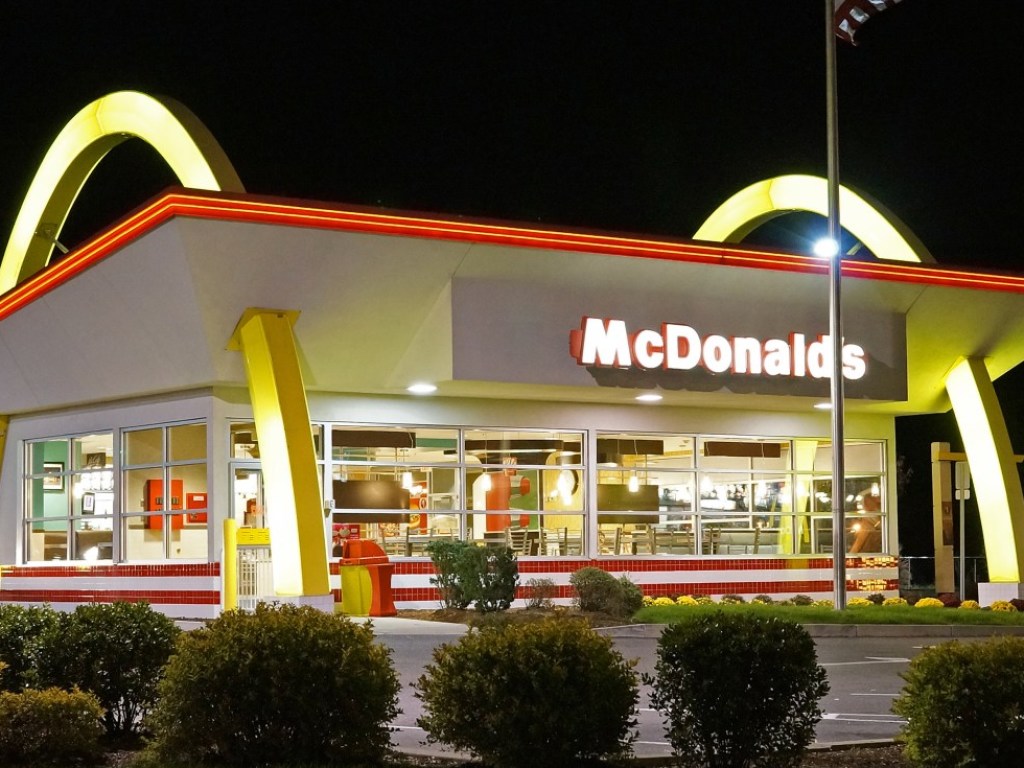 В McDonald&#8217;s клиенты массово отравились салатами