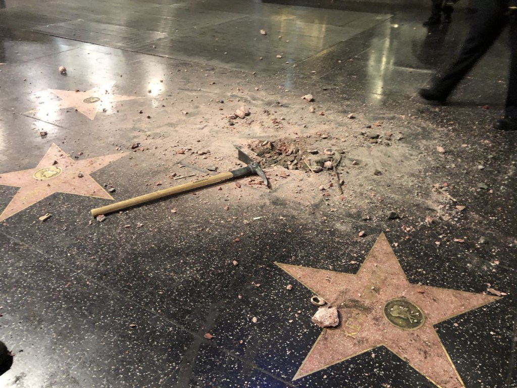 Вандал разбил киркой звезду Трампа на Аллее славы в Голливуде (ФОТО)