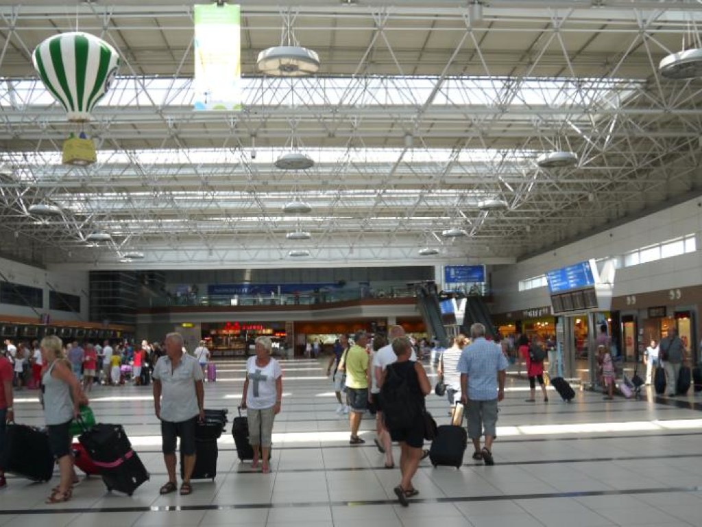 Нет авиарейсов: украинские туристы застряли в аэропорту Анталии