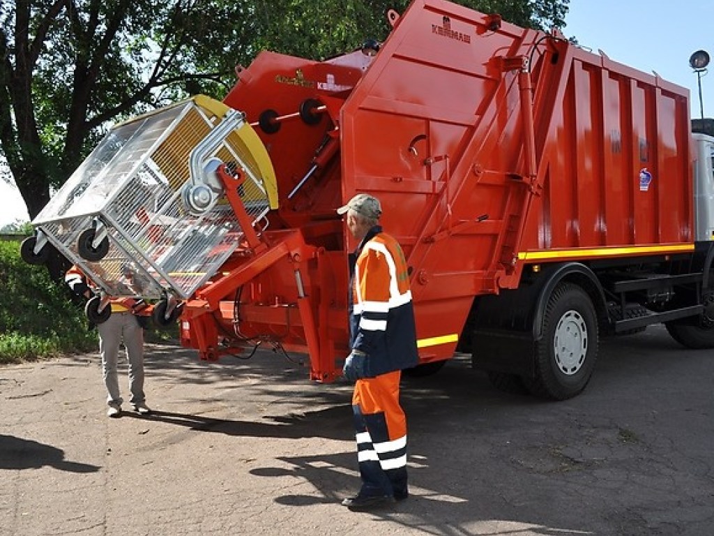 В Киеве не хватает персонала и техники для вывоза мусора