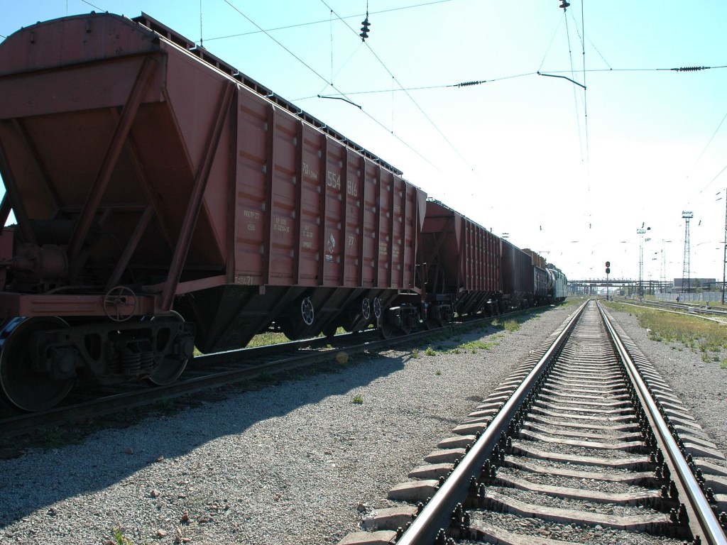 В «Укрзализныце» рассказали, почему вагоны с продукцией бросают на путях перед отправкой в порты