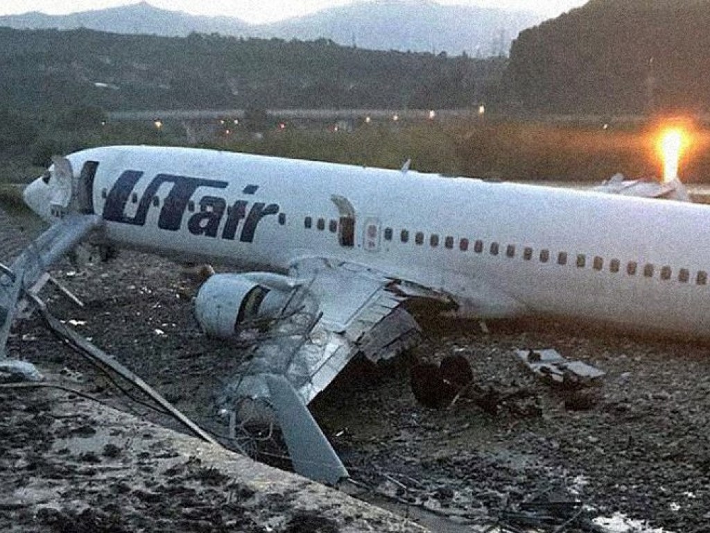В Сочи при посадке загорелся самолет: умер сотрудник аэропорта, 18 человек пострадали (ФОТО, ВИДЕО)