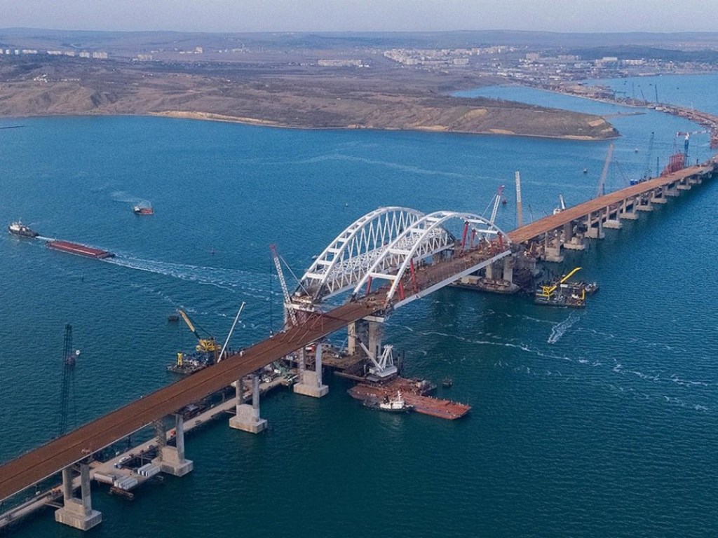 ЧП на Крымском мосту: плавучий кран протаранил опору, опубликовано новое видео