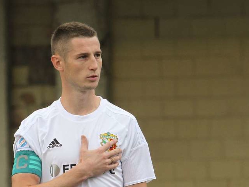 Украинский футболист умылся собственной слюной перед матчем в Лиге Европы (ВИДЕО)
