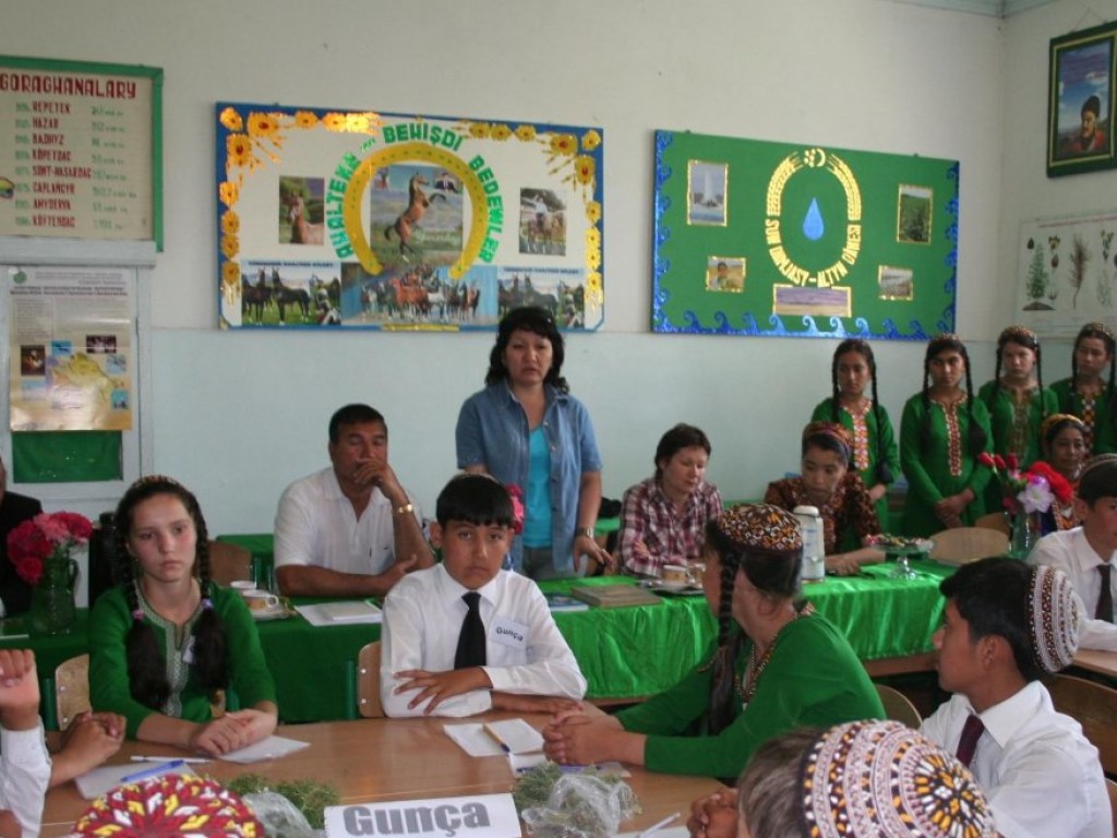 Принудительный труд: туркменских учителей обязали собирать по 200 килограммов  металлолома