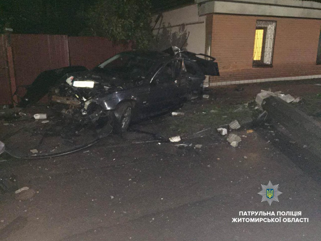 Ночью пьяный водитель BMW снес электроопору в Житомире (ФОТО)