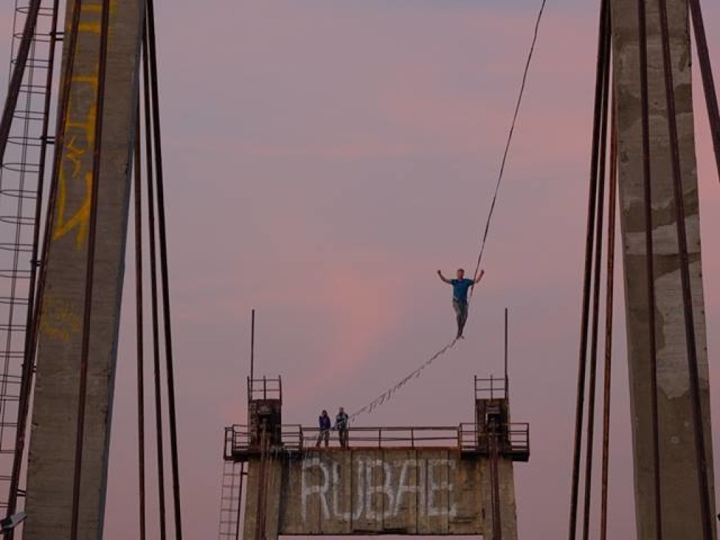 На столичном Рыбальском мосту мужчина прошел по стропе на огромной высоте (ФОТО, ВИДЕО)