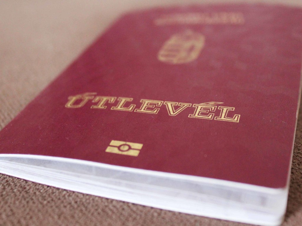 Остановить процесс получения венгерских паспортов украинцами не удастся – политолог