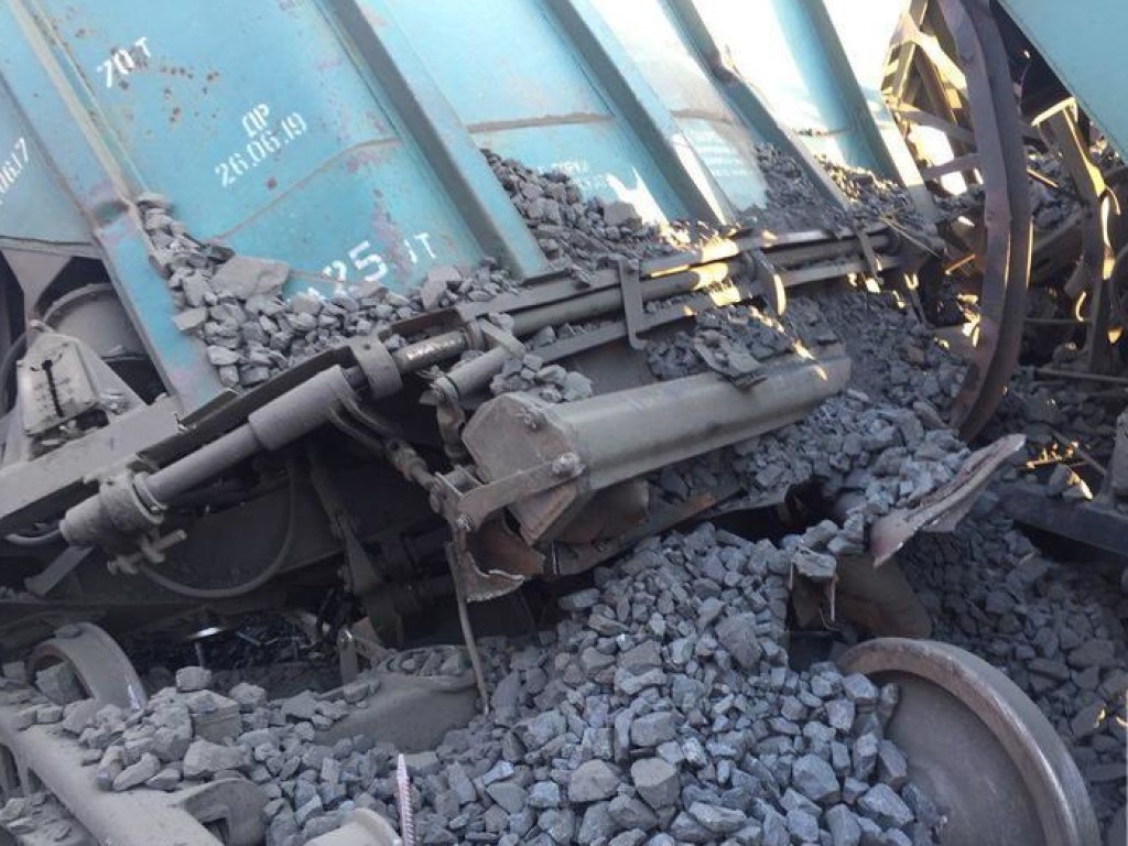 Столкновение локомотивов под Кривым Рогом: число жертв достигло 4 человек