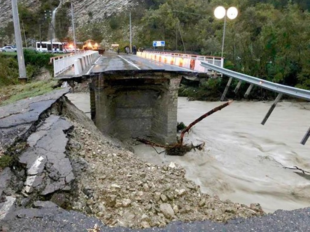 В Сочи из-за паводка рухнул мост