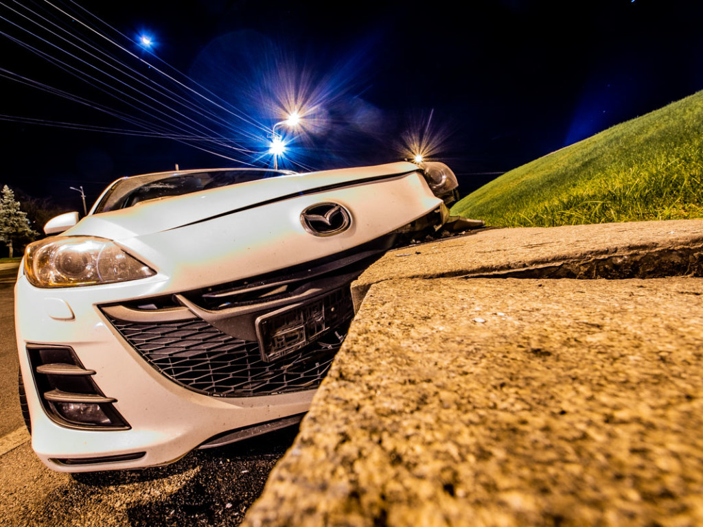 В Днепре Mazda с женщиной-водителем влетела в ограждение: автоледи сбежала (ФОТО, ВИДЕО)