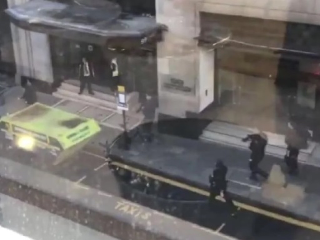 Неизвестный ранил ножом двух человек в штаб-квартире Sony в Лондоне