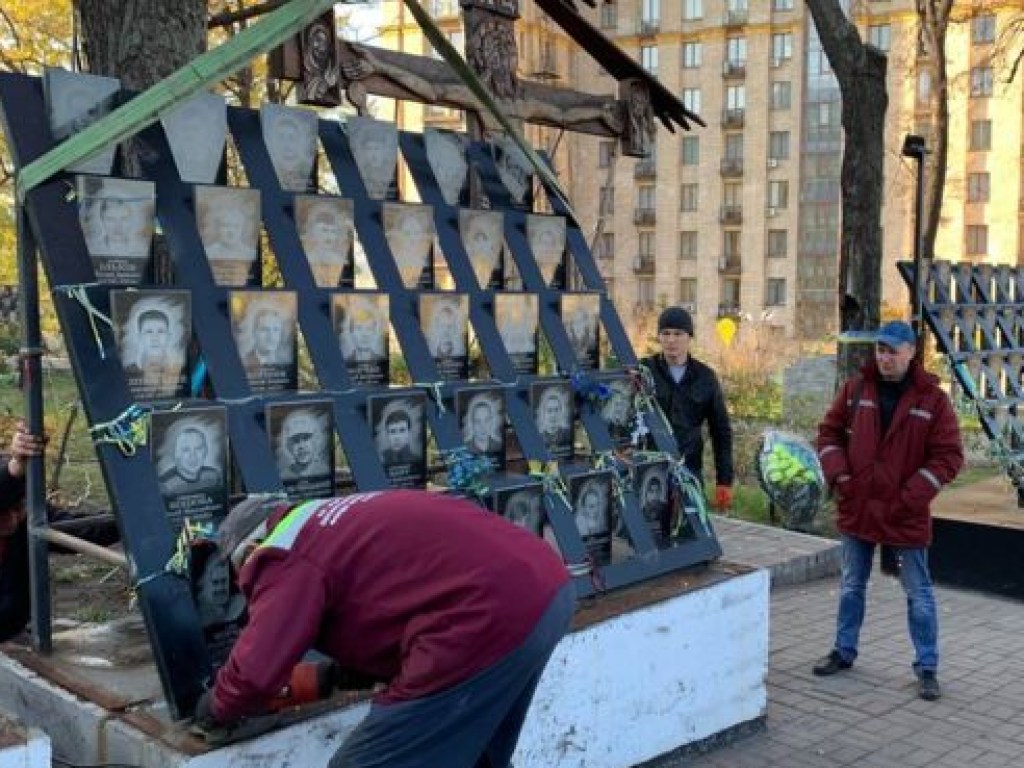 В  центре Киева начался демонтаж мемориала Героев Небесной сотни (ФОТО)