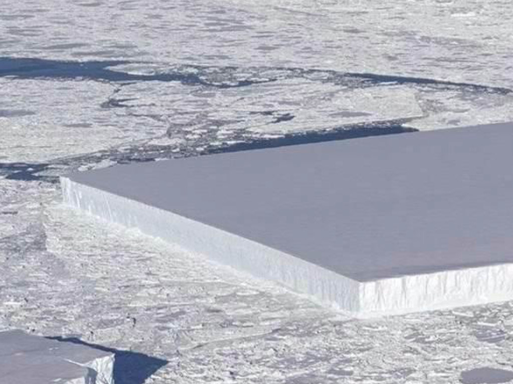 В NASA объяснили происхождение прямоугольного айсберга (ФОТО)