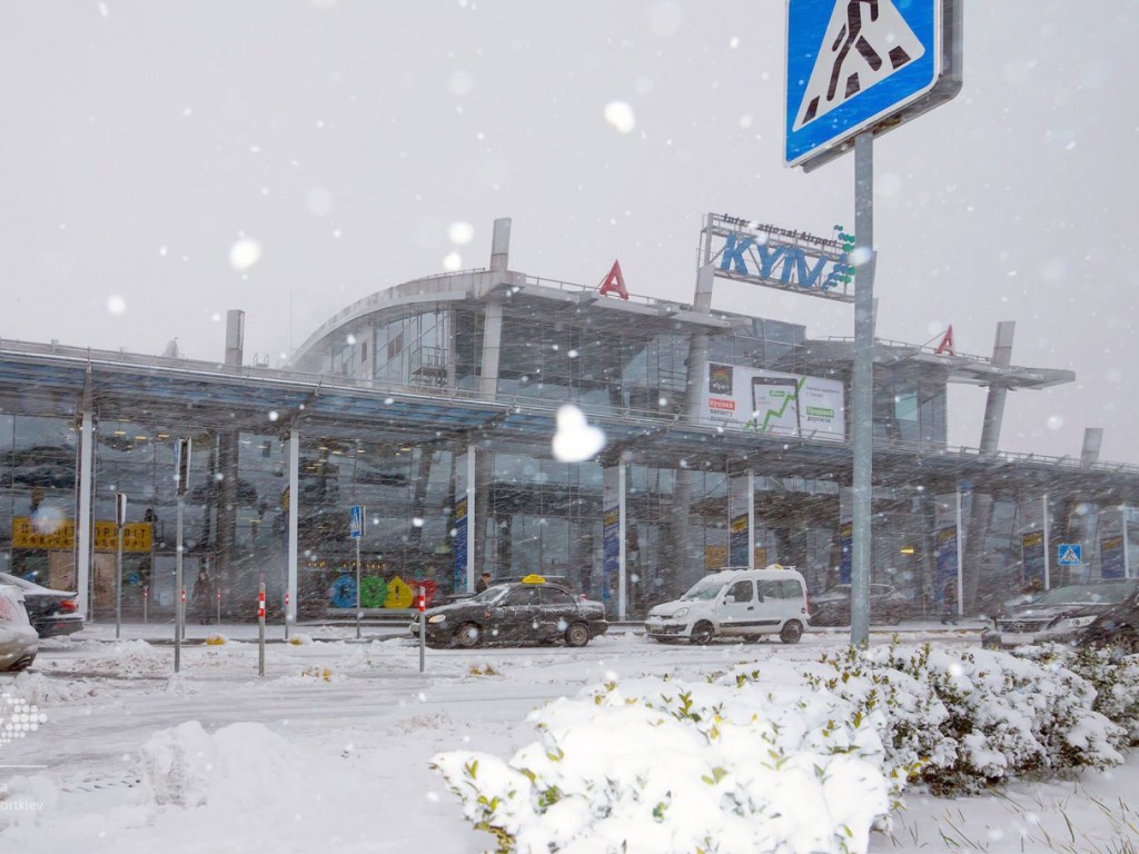 Снегопад в Киеве: аэропорты работают в штатном режиме
