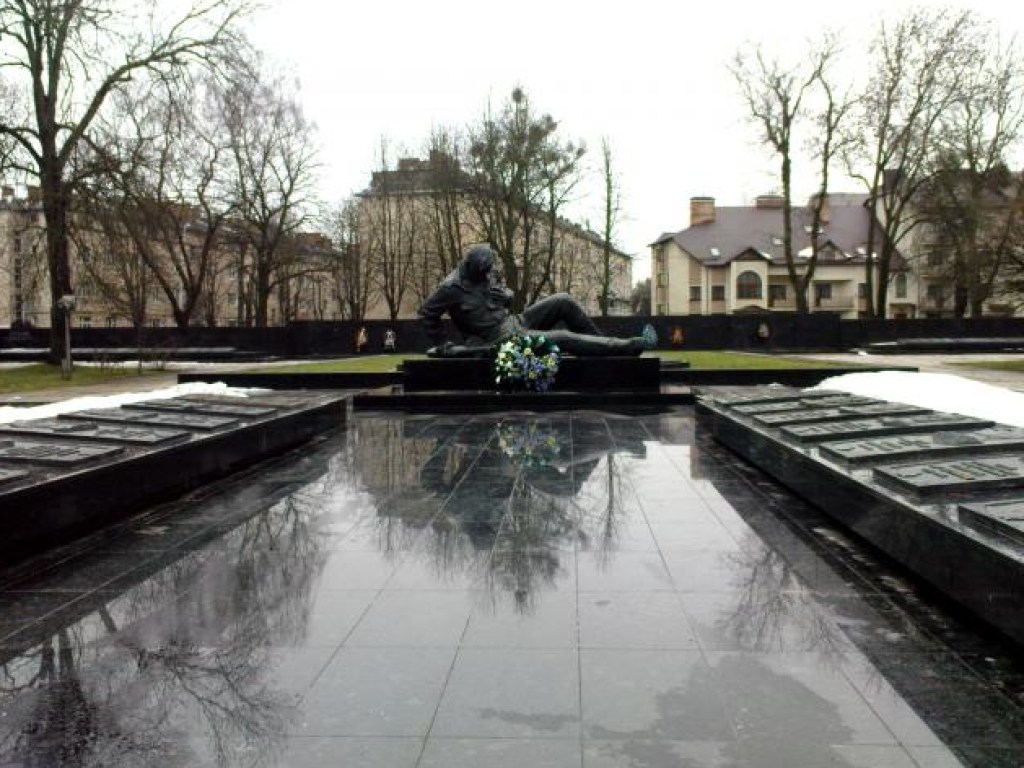В Луцке неизвестные похитили гранитные плиты с мемориала Вечной Славы