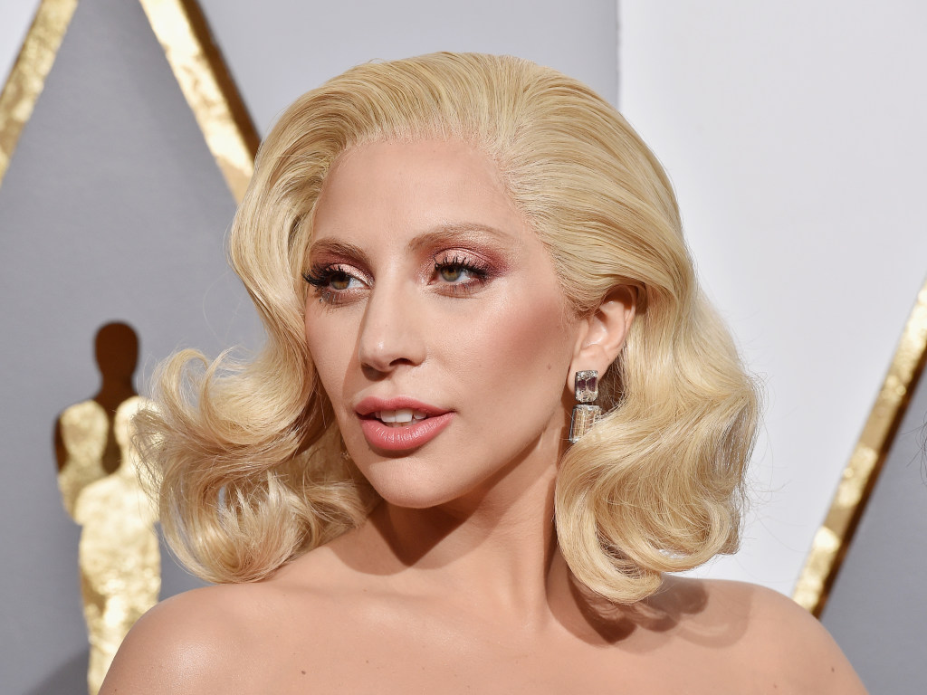 Звезда опозорилась: Леди Гага надела кожаный плащ на голое тело (ФОТО)