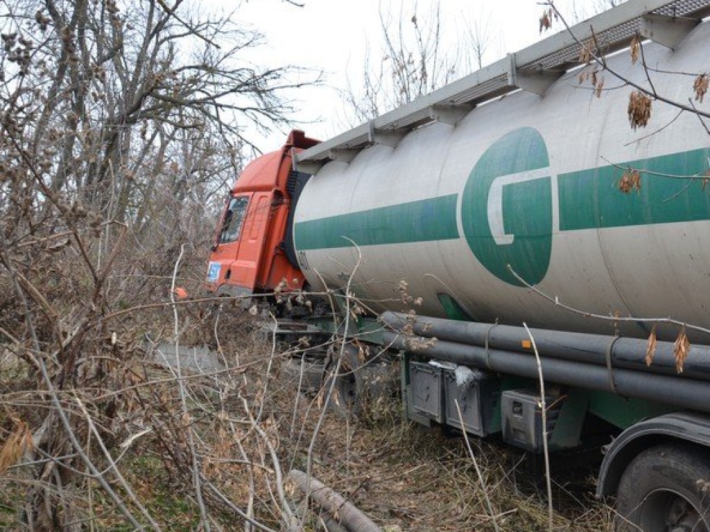 На трассе «Николаев-Херсон» фура с 20 тоннами муки вылетела в кювет (ФОТО)
