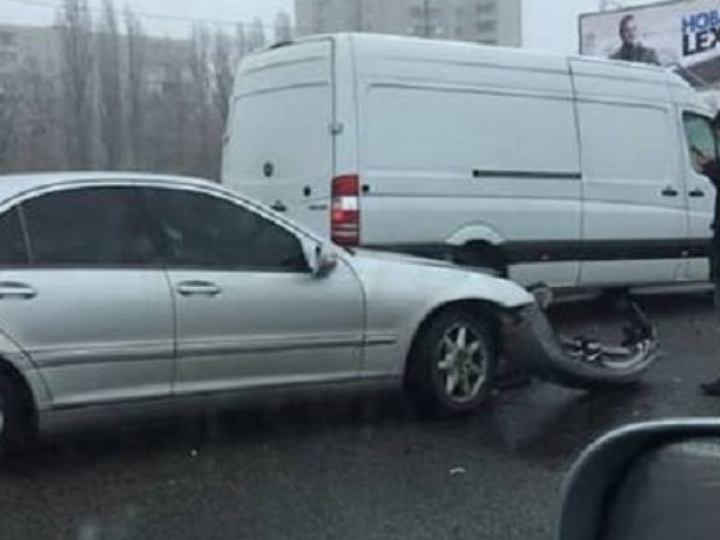 Из-за столкновения четырех авто на Окружной в Киеве образовался затор (ФОТО)