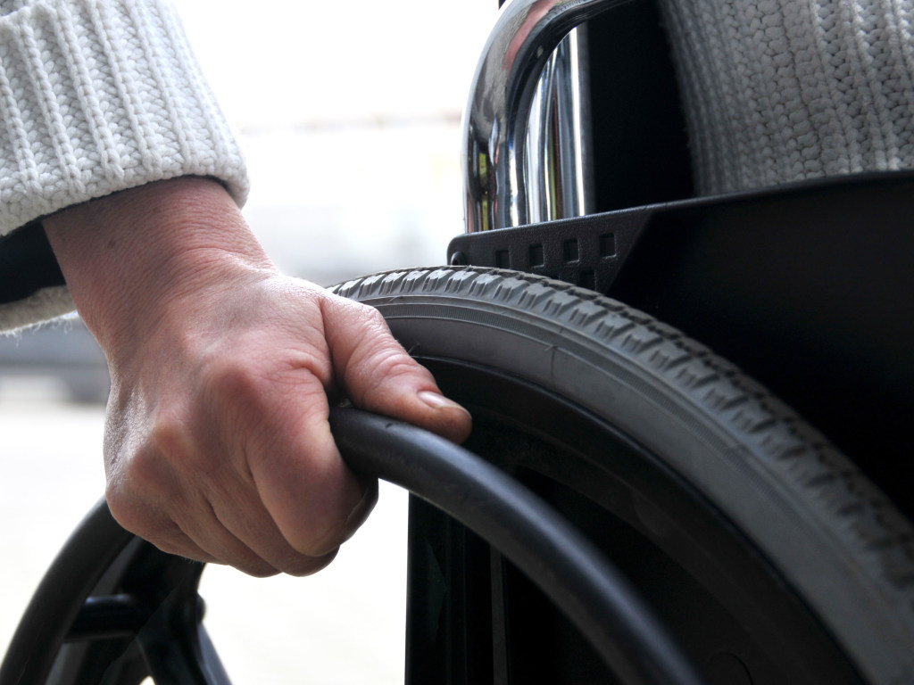 Людей в инвалидных колясках приравняют к велосипедистам: что значит