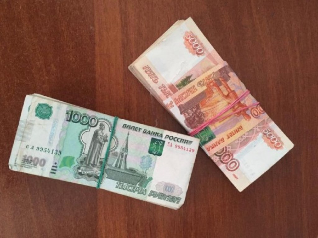 Украинец хотел пронести в РФ миллион рублей в ботинках (ВИДЕО)